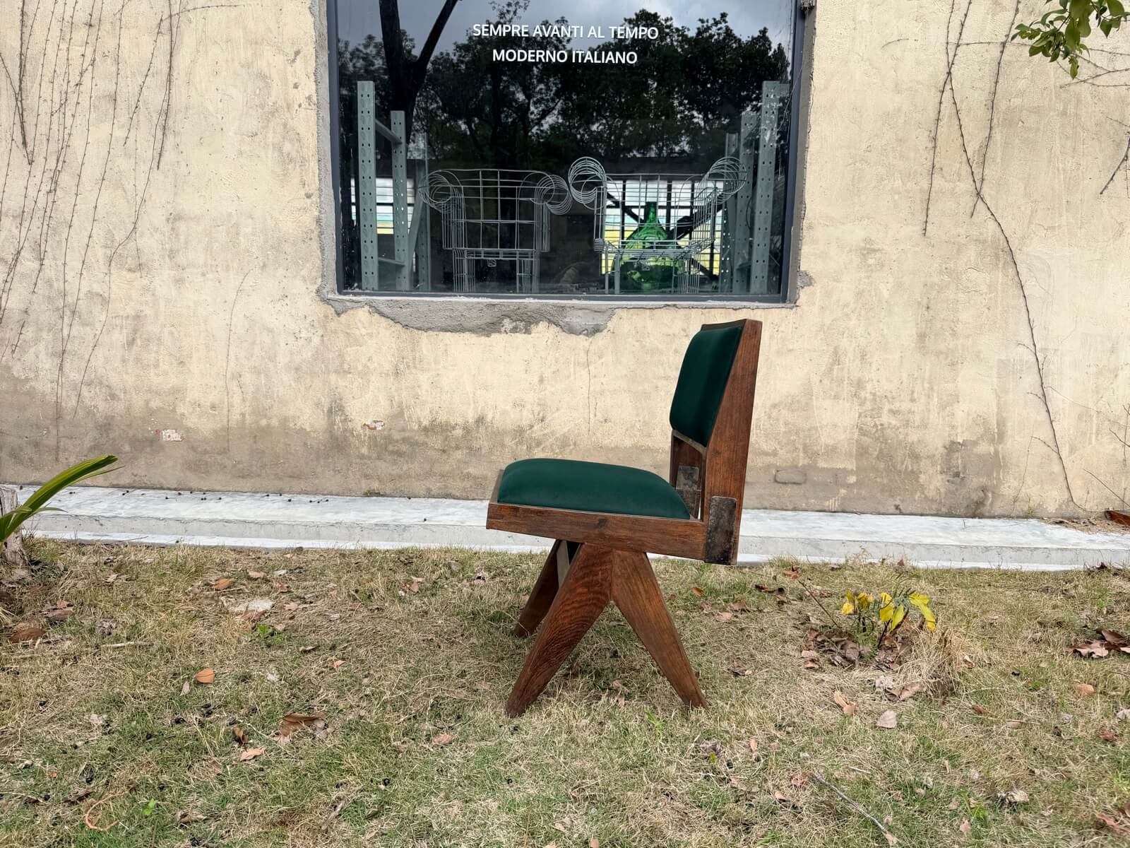 Upholstered Dining Chair 侧面