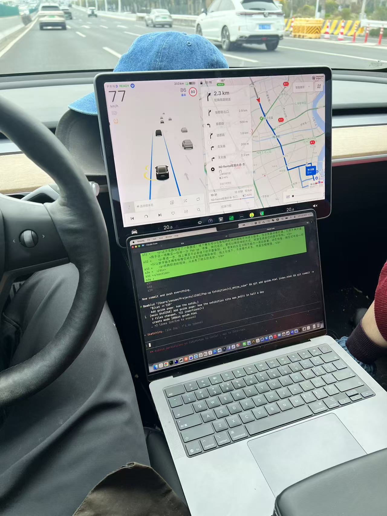 Tesla Autopilot 自动驾驶中，MacBook 上运行着 Claude Code