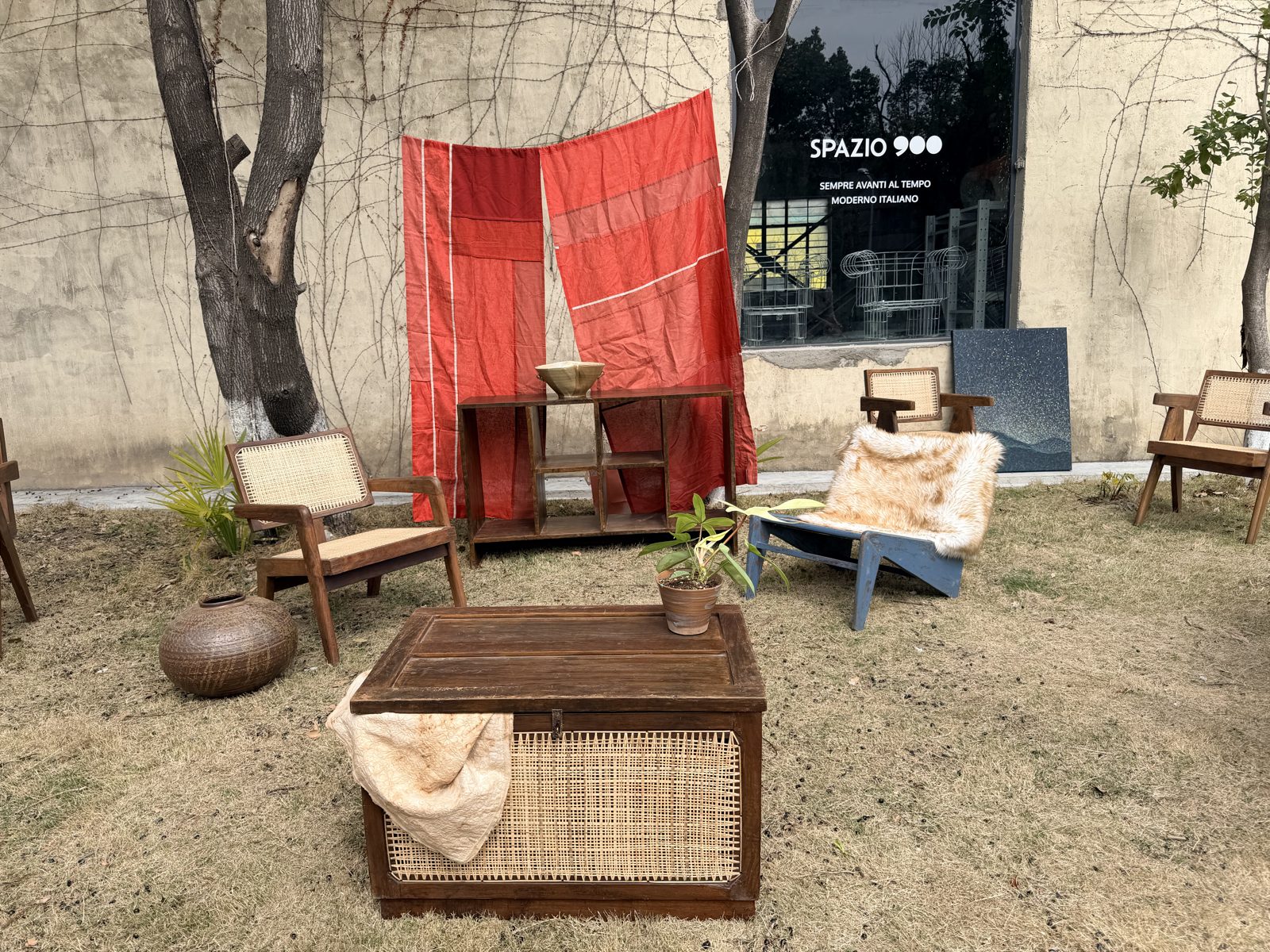 收纳箱与展品一角