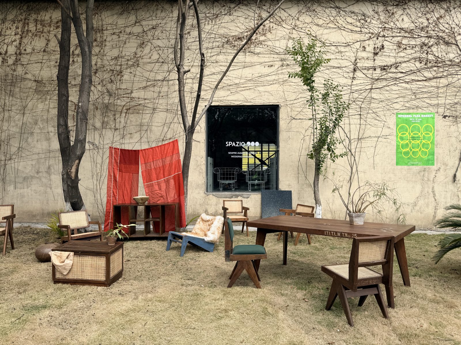 展览全景：Chandigarh 家具在户外庭院中展出