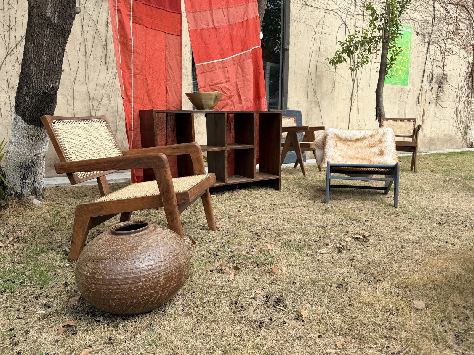 文件架与收纳箱近景