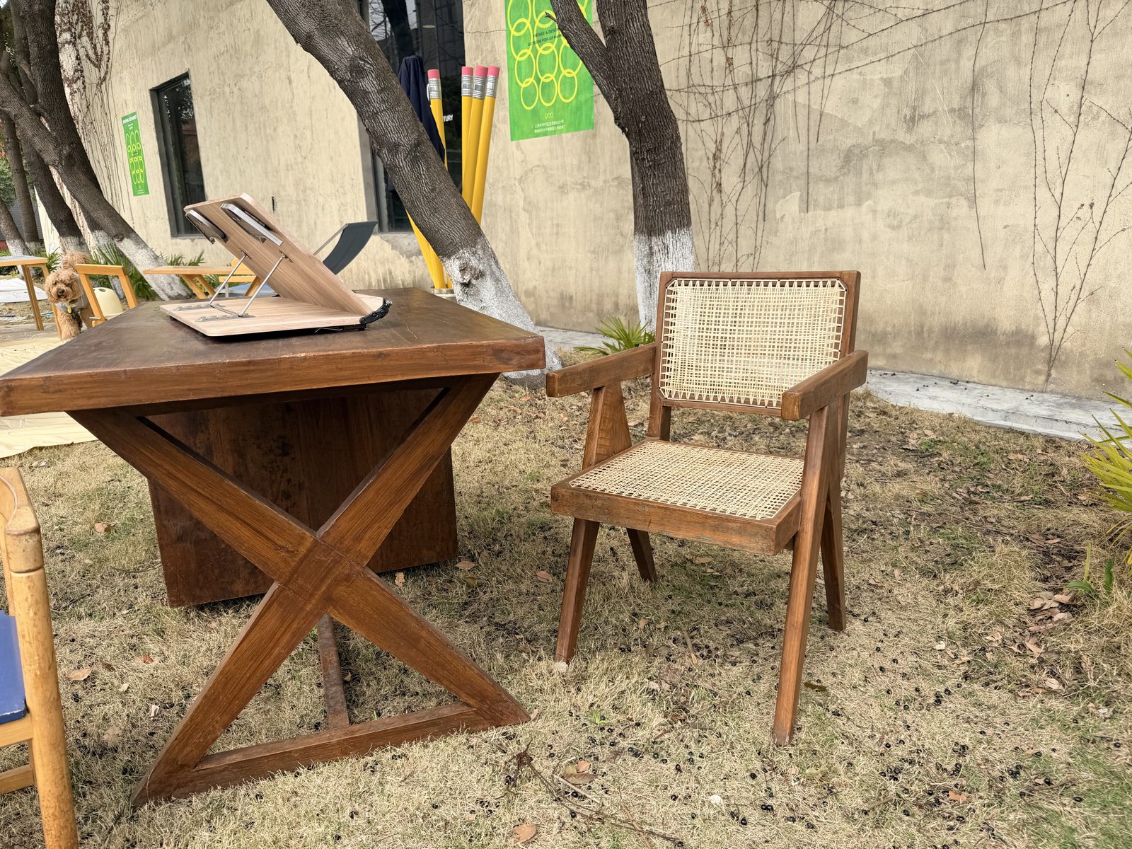 V 型椅与餐桌 X 形桌腿细节